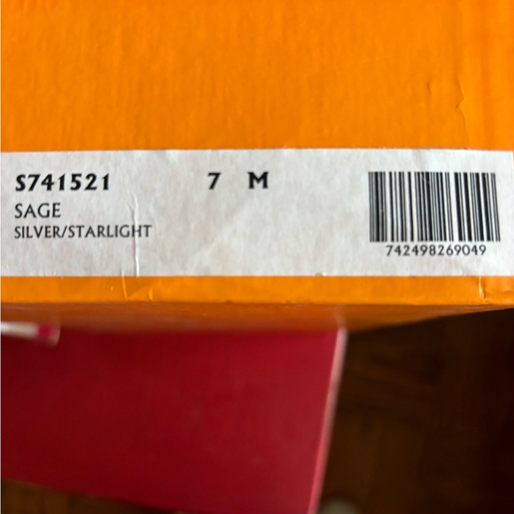 Kate Spade dress shoes, silver sparkle, size 7 - Picture 4 of 9